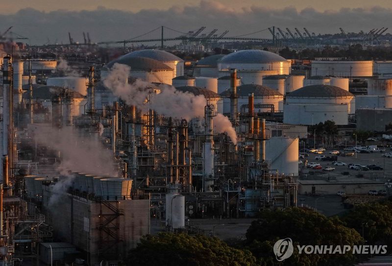 미 로스앤젤레스의 정유시설 (출처=연합뉴스)