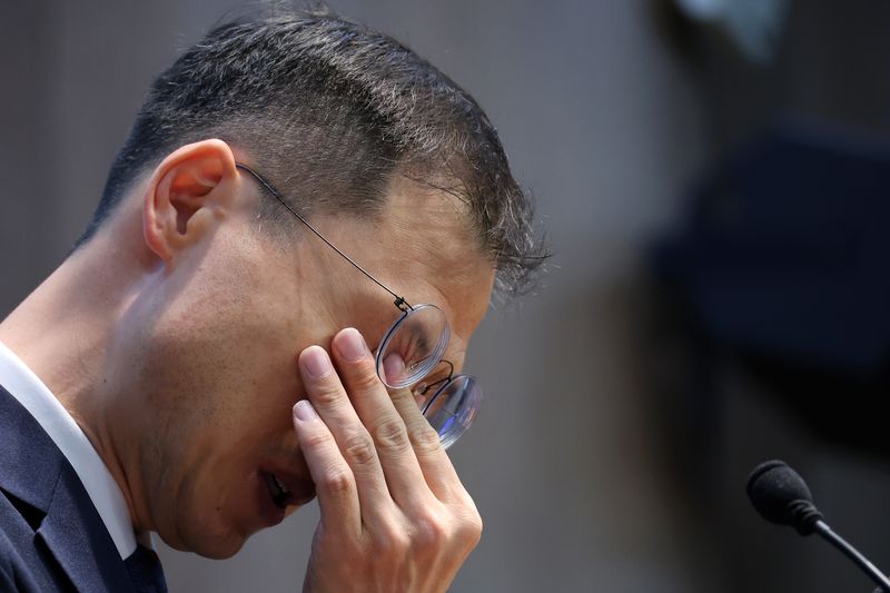 의원직 사직 의사 밝히며 눈물 훔치는 김상욱. 6·3 지방선거에 출마한 더불어민주당 울산시장 후보 김상욱 의원이 29일 국회 소통관에서 제22대 국회의원직 사직 의사를 밝히며 눈물을 훔치고 있다. 연합뉴스