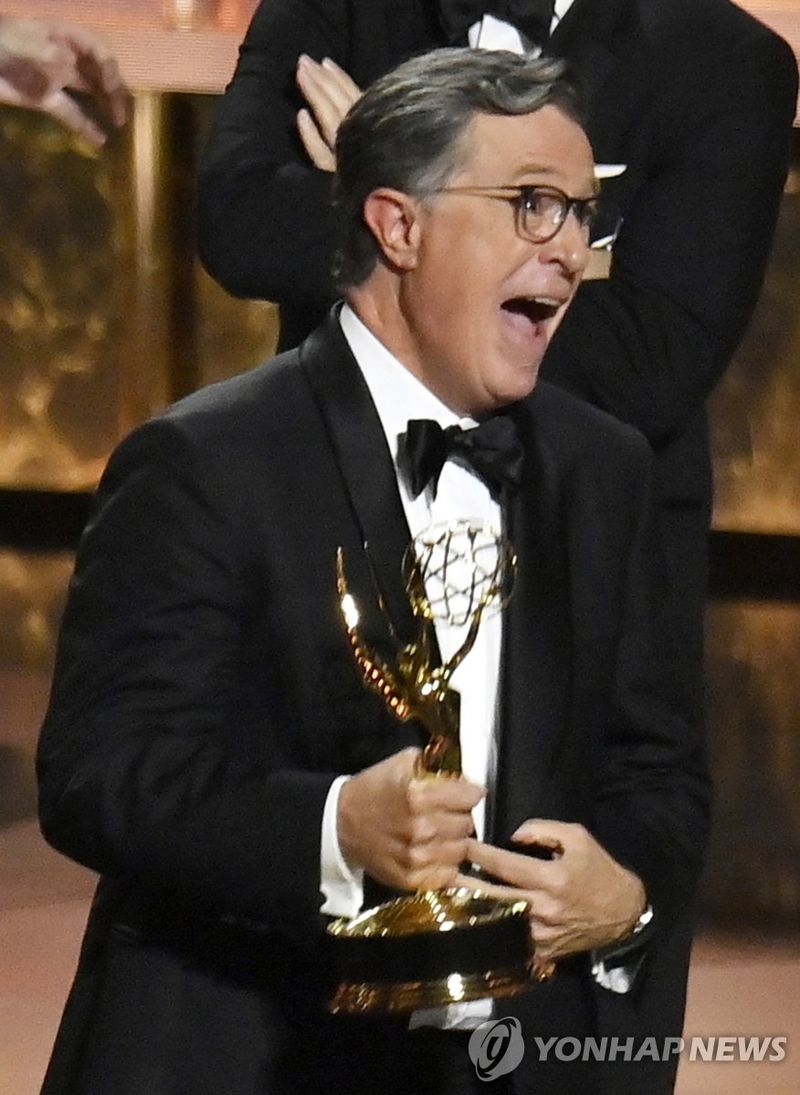 지난해 제77회 프라임타임 에미상을 받은 스티븐 콜베어 (출처=연합뉴스)