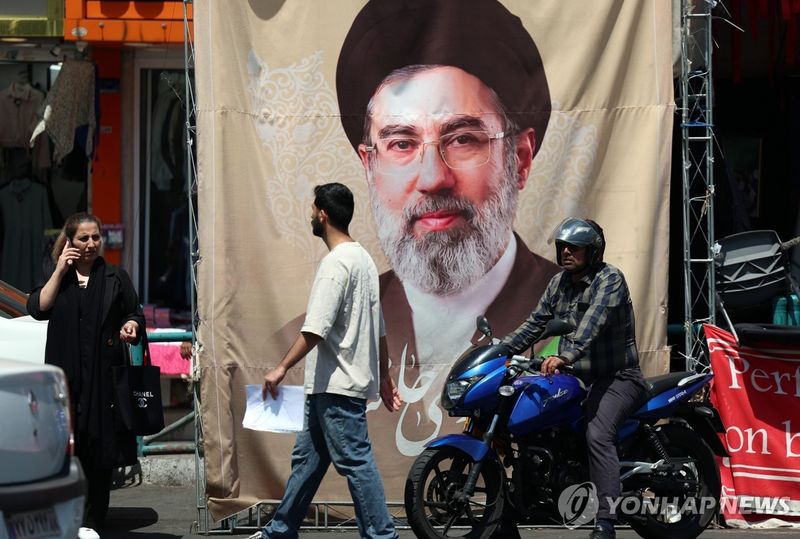 테헤란에 걸린 모즈타바 하메네이 사진 (출처=연합뉴스)
