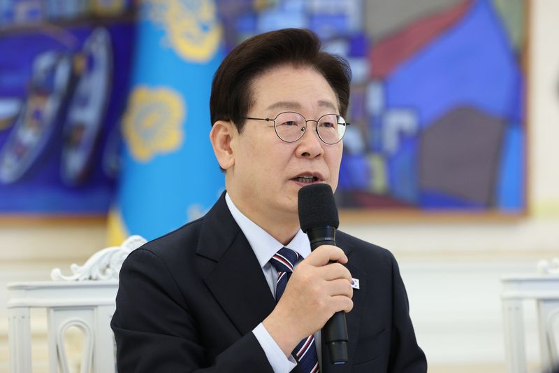 이재명 대통령이 29일 청와대에서 비교섭단체 및 무소속 의원들과 오찬에 앞서 발언하고 있다. 연합뉴스