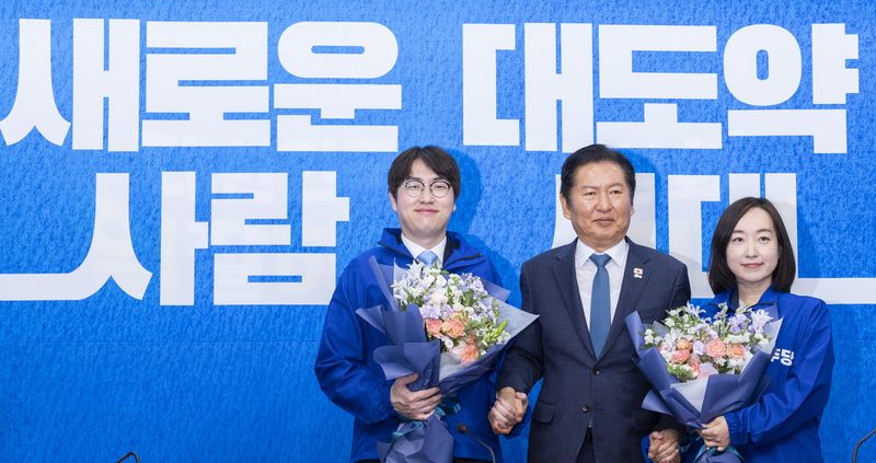 6·3 재보선에서 부산북구 갑과 충남 아산을에 각각 출마할 것으로 예상되는 하정우 전 청와대 AI 수석(왼쪽)과 전은수 전 청와대 대변인(오른쪽)이 29일 국회에서 열린 더불어민주당 인재 영입식에서정청래 대표와 기념 촬영하고 있다. 연합뉴스