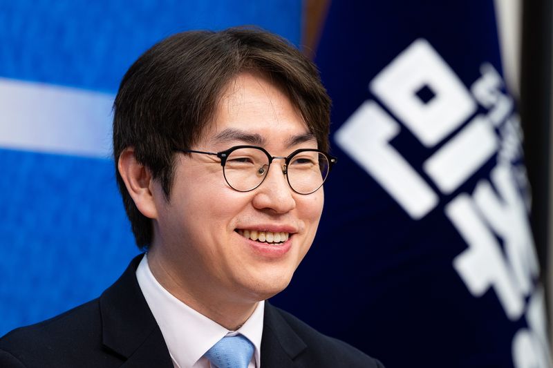 더불어민주당 6.3 지방선거 인재영입 2호 하정우 전 청와대 AI미래기획수석이 29일 서울 여의도 국회에서 열린 제2차 인재영입식에 자리하고 있다. 뉴스1