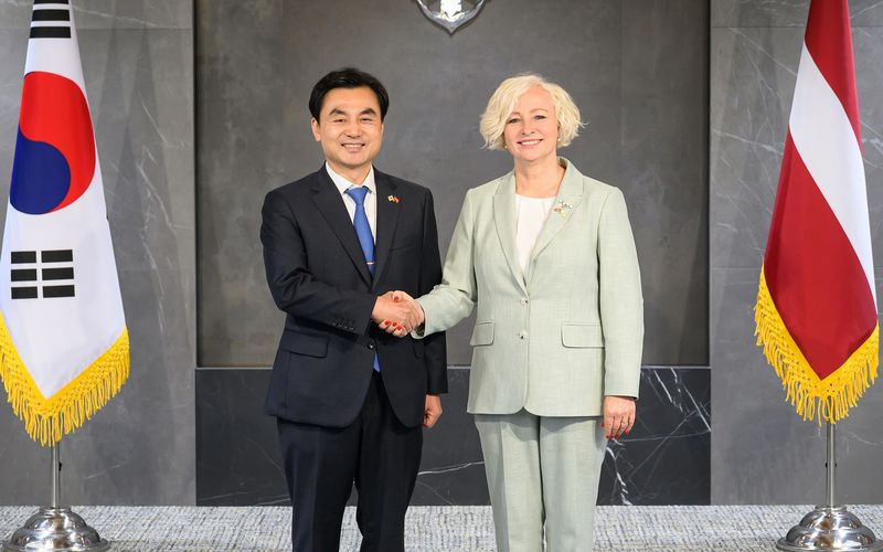 안규백 국방부 장관이 29일 서울 용산구 국방부에서 다이가 미에리냐 라트비아 국회의장을 만나 기념촬영을 하고 있다. 국방부 제공