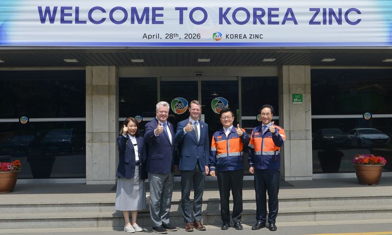 스튜어트 맥워터 테네시주 부지사(왼쪽 세번째부터), 김승현 고려아연 온산제련소장, 김기준 고려아연 부사장이 온산제련소에서 기념촬영을 하고 있다. 고려아연 제공