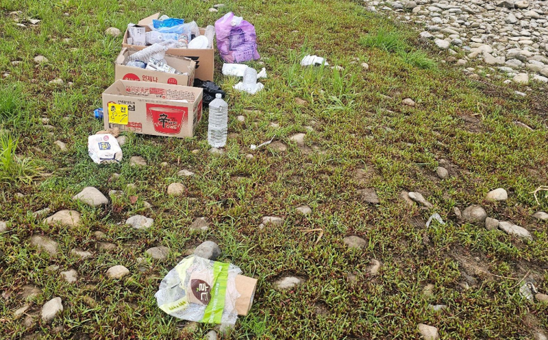 강원 홍천 반곡 밤벌유원지 강가 일대에 쓰레기로 가득 찬 종량제봉투와 종이박스 등이 강가 근처에 그대로 버려져 있다./사진=온라인 커뮤니티 '보배드림' 캡처