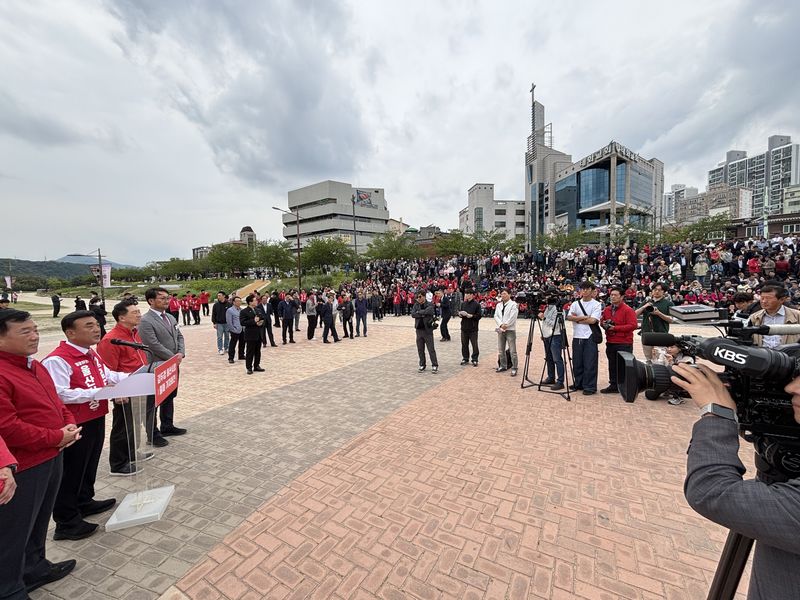 김두겸 울산시장이 29일 태화강 국가정원에서 6.3 울산시장 선거 출마를 선언하면서 현장을 찾은 지지자들이 지켜보는 가운데 핵심 공약을 발표하고 있다. 사진=최수상 기자