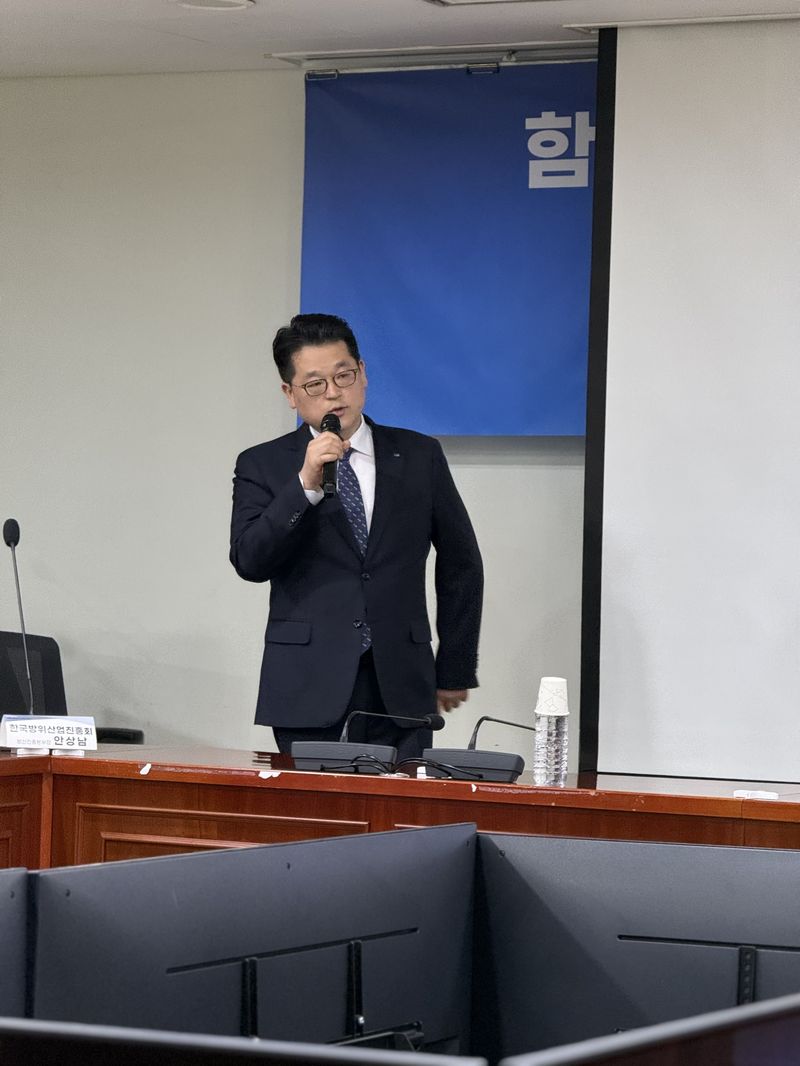 장동권 LIG D&A 전략기획실장 전무가 29일 국회의원회관 제8간담회의실에서 열린 'K-방산 상생 생태계 구축을 위한 정책세미나'에서 발표를 하고 있다. 사진=강구귀 기자