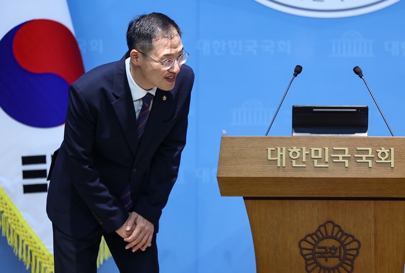 김상욱 더불어민주당 의원이 29일 서울 여의도 국회 소통관에서 의원직 사퇴 기자회견에 앞서 인사하고 있다. 2026.4.29 ⓒ 뉴스1 김도우 기자