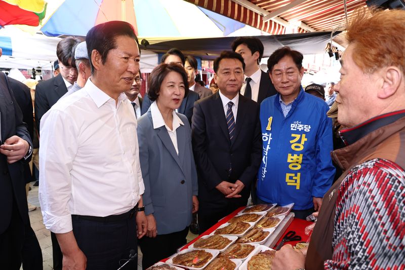 정청래 더불어민주당 대표와 추미애 경기지사 후보, 이광재 하남갑 보궐선거 후보, 강병덕 하남시장 후보가 29일 오후 경기도 하남 덕풍전통시장을 찾아 상인과 인사하고 있다. 뉴스1