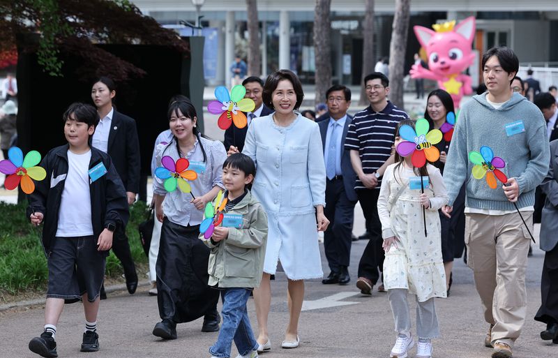 김혜경 여사가 29일 서울 광진구 어린이대공원에서 당원병 환아를 위한 희망 쿠키 만들기 행사 후 어린이들과 산책하고 있다. 청와대통신사진기자단