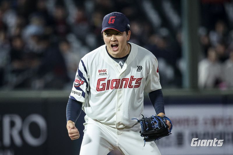 프로야구 롯데 자이언츠의 김원중이 28일 부산 사직구장에서 열린 2026 신한 쏠 KBO리그 키움 히어로즈전 승리를 마무리하며 포효하고 있다. 롯데자이언츠 제공
