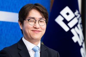 더불어민주당 6.3 지방선거 인재영입 2호 하정우 전 청와대 AI미래기획수석이 지난달 29일 서울 여의도 국회에서 열린 제2차 인재영입식에 참석해 미소짓고 있다. 사진=뉴스1