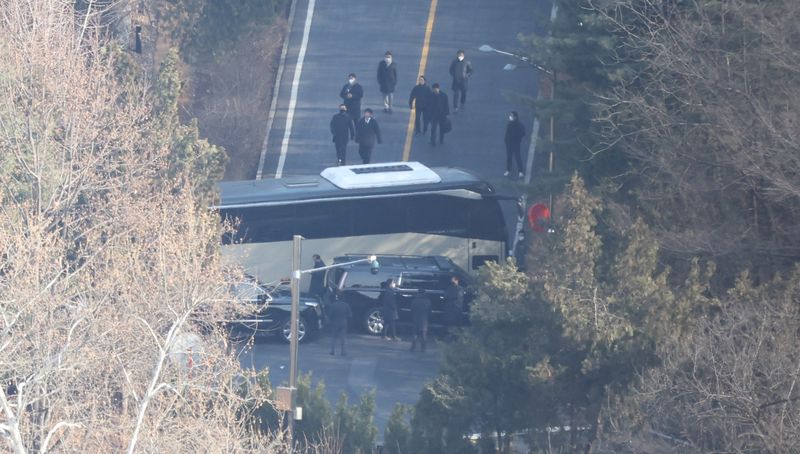 [서울=뉴시스] 추상철 기자 = 공수처의 윤석열 대통령에 대한 체포영장 집행이 중지된 지난해 1월 3일 오후 서울 용산구 한남동 대통령 관저에서 관계자들이 철수하고 있다. 2026.04.29. scchoo@newsis.com