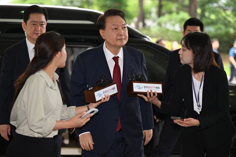 [서울=뉴시스] 이영환 기자 = 윤석열 전 대통령이 지난해 6월 28일 오전 대면 조사를 받기 위해 서울 서초구 서울고검에 마련된 내란특검 사무실로 출석하고 있다. (공동취재) 2026.04.29. photo@newsis.com