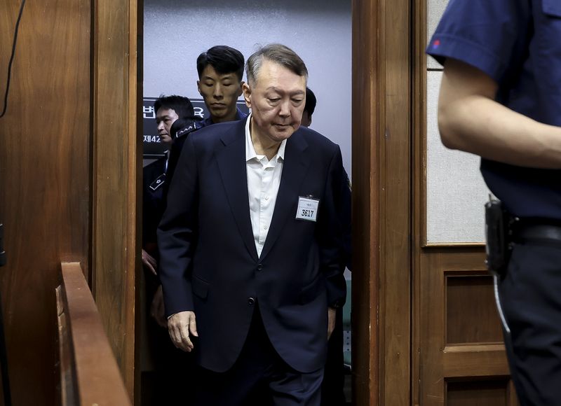 [서울=뉴시스] 사진공동취재단 = 윤석열 전 대통령이 지난해 9월 26일 서울 서초구 서울중앙지법에서 열린 특수공무집행방해, 직권남용 권리행사방해 등 혐의 사건 첫 공판에 출석하고 있다. 2026.04.29. photo@newsis.com