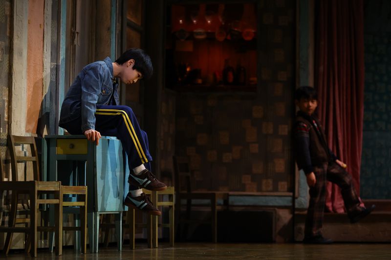 지난달 29일 서울 용산구 블루스퀘어에서 열린 뮤지컬 '빌리 엘리어트' 프레스콜에서 배우들이 주요 장면을 시연하고 있다. 뉴시스