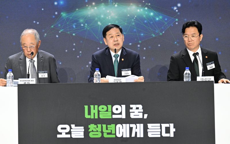금과 같은 청년층 고용 악화의 현실은 개인이 아닌 구조적 문제이며, 국가와 사회 차원의 총체적 대응이 필요하다는 점을 정부도 인식하고 있다. 29일 구윤철 부총리 겸 재정경제부 장관이 서울 서초구 aT센터에서 열린 민관합동 청년뉴딜 보고회에서 발언하는 모습. 재정경제부 제공
