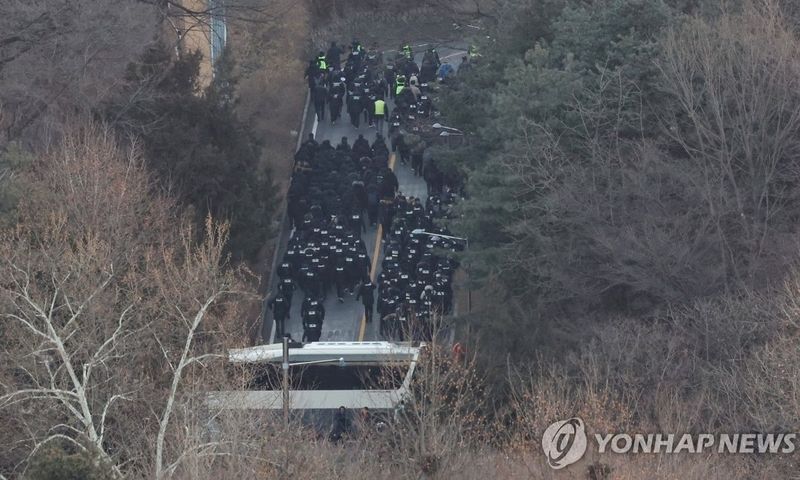 2차 저지선 넘은 경찰 (출처=연합뉴스)