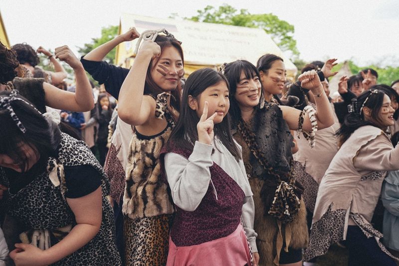 지난해 5월 연천 전곡리 유적 일대에서 열린 제32회 연천 구석기 축제서 시민들이 기념촬영을 하고 있다. 연천군 제공