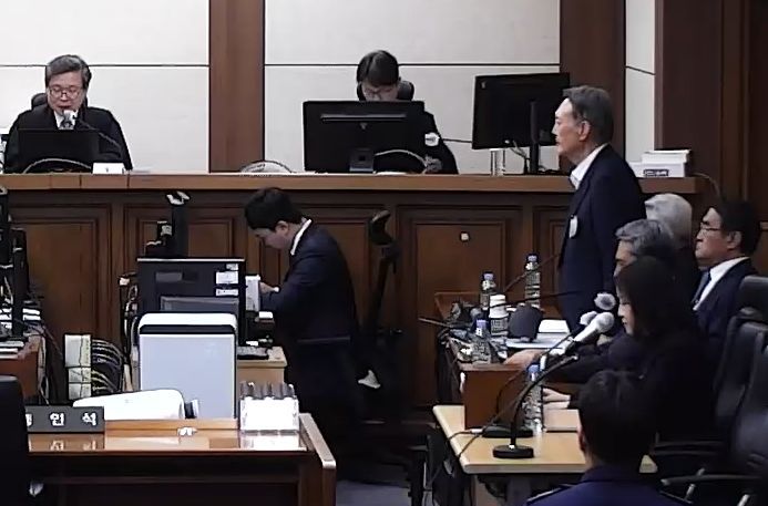 특수공무집행방해·직권남용 권리행사방해 등의 혐의를 받는 윤석열 전 대통령이 29일 서울 서초구 서울고등법원에서 열린 항소심 선고공판에서 자리에서 일어나 주문을 듣고 있다. (서울고등법원 제공 영상 캡쳐. 재판매 및 DB 금지) 2026.4.29 ⓒ 뉴스1 오대일 기자