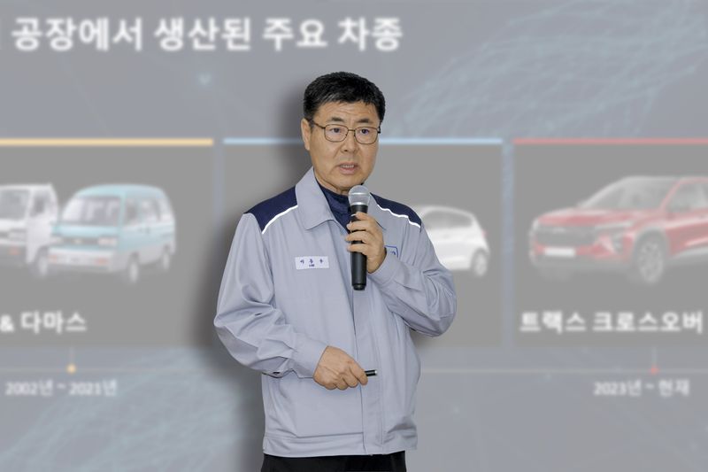 이동우 GM 한국사업장 생산부문 부사장이 지난 28일 GM 한국사업장 창원공장에서 열린 미디어 브리핑에서 발표하는 모습. GM 한국사업장 제공.
