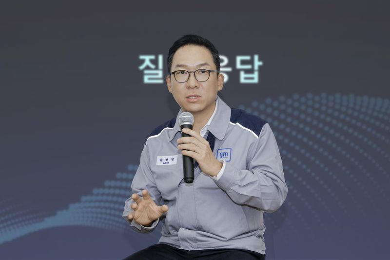 방선일 GM 한국사업장 구매부문 부사장이 지난 28일 GM 한국사업장 창원공장에서 열린 미디어 브리핑에서 기자단의 질문에 답하고 있다. GM 한국사업장 제공.