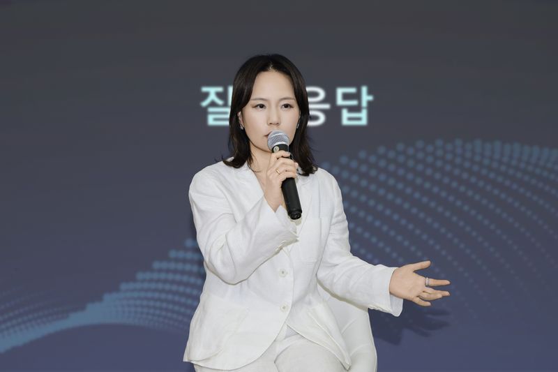 윤명옥 GM 한국사업장 최고마케팅책임자가 지난 28일 GM 한국사업장 창원공장에서 열린 미디어 브리핑에서 기자단의 질문에 답하고 있다. GM 한국사업장 제공.