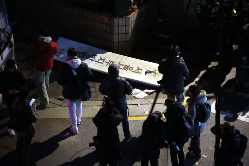 대법원은 30일 '서울서부지법 1·19 폭동 사건'에 가담한 혐의로 기소돼 상고를 제기한 18명에 대해 유죄를 확정했다. 사진은 윤석열 당시 대통령의 구속영장이 발부된 지난해 1월 19일 서울 마포구 서울서부지방법원의 표지판이 파손된 모습. /사진=뉴시스