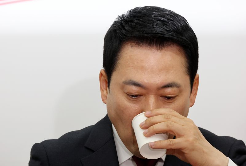 장동혁 국민의힘 대표가 30일 국회에서 열린 최고위원회의에서 물을 마시고 있다. 연합뉴스