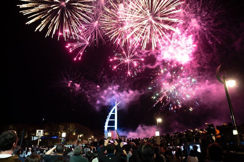 2026 금토금토 새연쇼 축제장을 찾은 관광객과 도민들이 행사 프로그램을 즐기고 있다. 제주연구원은 2025년 서귀포시 축제 22건에 투입된 43억2820만원이 제주지역에서 55억2840만원의 생산유발 효과를 낸 것으로 분석했다. /사진=서귀포시 제공
