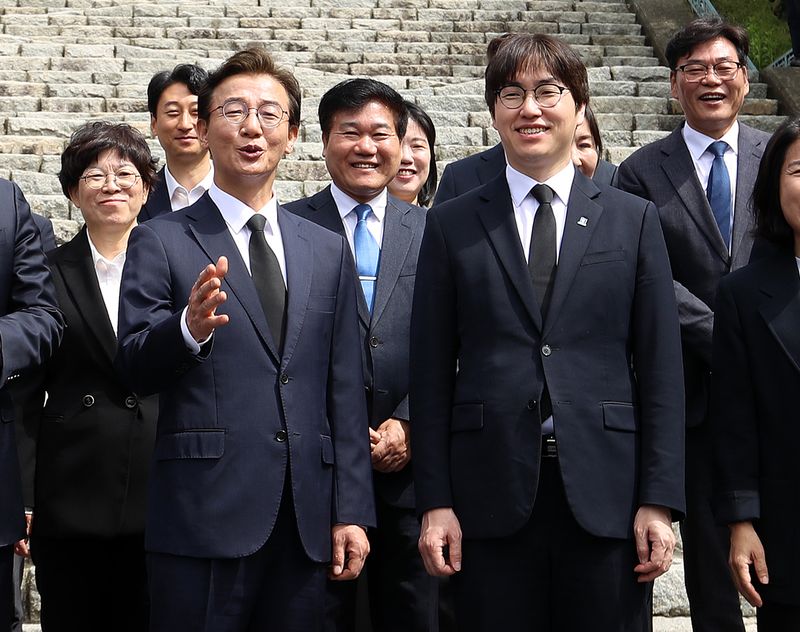 전재수 더불어민주당 부산시장 예비후보(왼쪽)와 부산 북갑 국회의원 보궐선거 출마를 공식화 한 하정우 전 청와대 AI미래기획수석이 30일 오전 부산시당 6·3 지방선거 후보자들과 함께 부산 중구 중앙공원 충혼탑을 참배한 후 대화하고 있다. 뉴스1