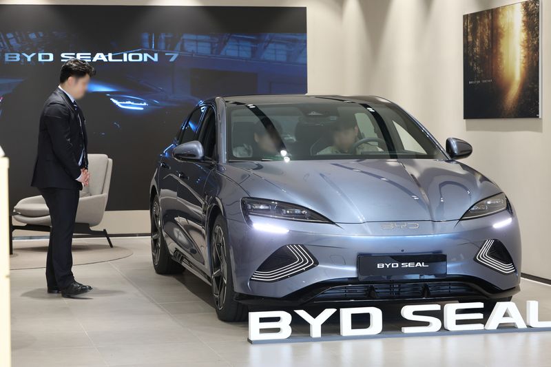 [서울=뉴시스] 황준선 기자 = 2일 서울 용산구 전기차 브랜드 BYD 매장을 찾은 고객들이 전시된 차량을 둘러보고 있다. 2026.01.02. hwang@newsis.com