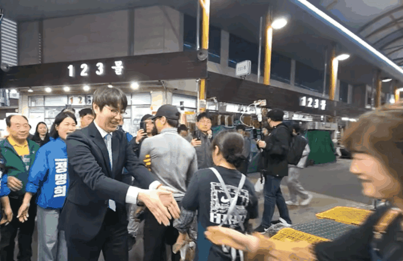 29일 부산 구포시장을 찾은 하정우 전 청와대 AI미래기획수석이 시장 상인과 악수를 나누는 모습. / 영상=박정훈 의원 페이스북