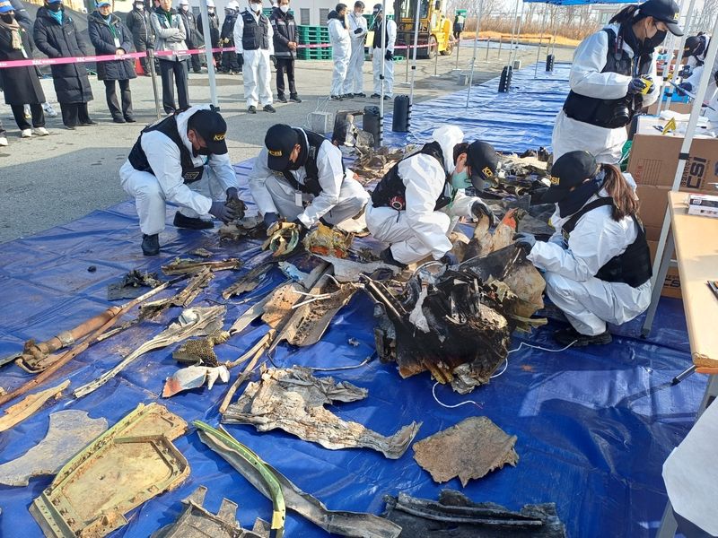 12일 오전 전남 무안국제공항에서 잔해물 보관 창고에서 179명이 숨진 제주항공 참사 사고기 잔해물 관련 재조사가 진행되고 있다. (독자 제공. 재판매 및 DB 금지) 2026.2.12 ⓒ 뉴스1 박지현 기자