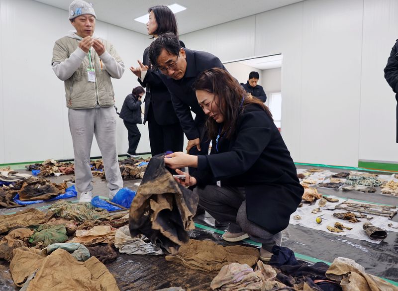 20일 오후 전남 무안군 무안국제공항에서 김유진 유가협 대표가 179명의 희생자들의 유류품이 보관된 장소에서 주저 앉아 눈물 흘리고 있다. 2026.3.20 ⓒ 뉴스1 박지현 기자