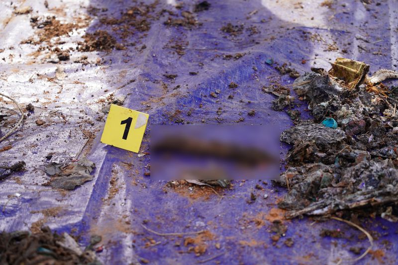 26일 국토부 항공철도사고조사위원회와 전남경찰청 등이 합동으로 진행한 제주항공 사고기 기체잔해물 재분류작업에서 인골 추정 유해가 발견된 모습.(유가족협의회 제공. 재판매 및 DB 금지) 2026.2.26 ⓒ 뉴스1 박지현 기자