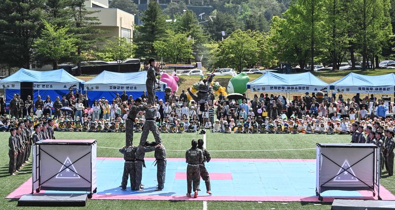 장병과 가족들이 30일 계룡대에서 열린 5월愛 아미투게더 페스티벌에서 태권도 시범대 공연을 관람하고 있다. 육군 제공