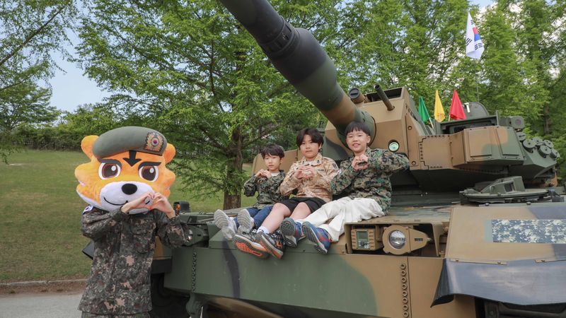 어린이들이 30일 계룡대에서 열린 5월愛 아미투게더 페스티벌에서 장비 전시 및 탑승 체험을 하고 기념촬영을 하고 있다. 육군 제공