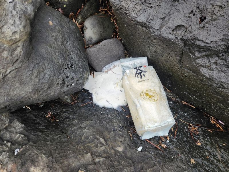 지난 4월 30일 제주 서귀포시 가파도 해안에서 발견된 약 1㎏짜리 차 포장지 형태의 마약류. 지난 17일 성산읍 광치기해변에서도 같은 형태의 마약류가 추가로 발견돼 간이시약 검사에서 케타민 양성 반응이 나왔다. 지난해 9월 이후 제주 해안에서 같은 유형의 마약류가 발견된 것은 23번째다. 사진=제주지방해양경찰청 제공