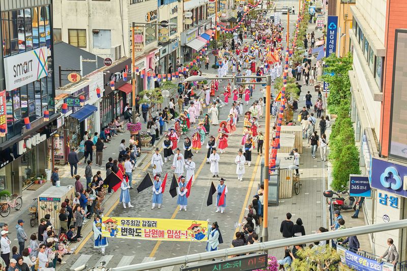 남원 춘향제의 백미로 꼽히는 '대동길놀이' 모습.(남원시 제공. 재판매 및 DB금지)/뉴스1