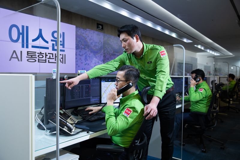 에스원 보안관제센터에서 관제사가 고객처에 이상 상황이 있는지 확인하고 있다. 뉴시스 제공