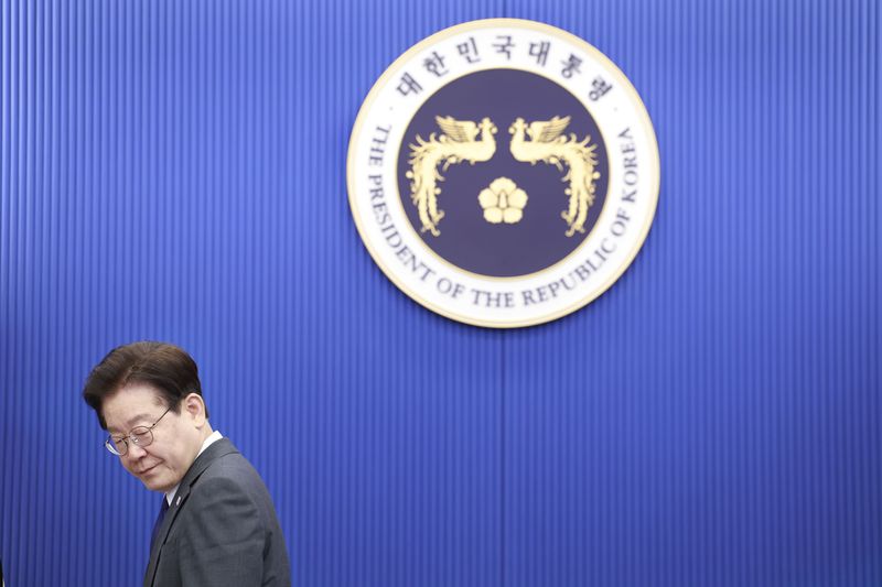 이재명 대통령이 30일 청와대에서 열린 수석보좌관회의에서 자리에 착석하고 있다. (청와대통신사진기자단) 2026.4.30 ⓒ 뉴스1 이재명 기자