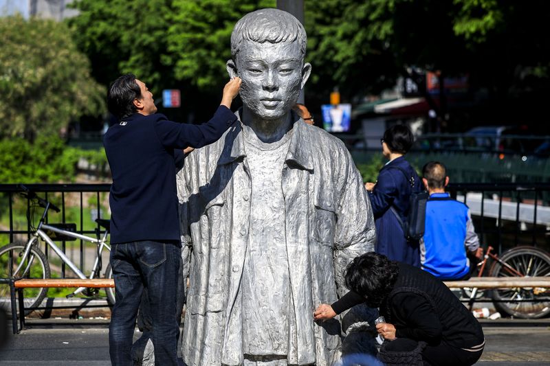 [서울=뉴시스] 정병혁 기자 = 노동절을 하루 앞둔 지난달 30일 서울 종로구 전태일다리를 찾은 시민들이 전태일 동상을 닦고 있다. 2026.04.30. jhope@newsis.com