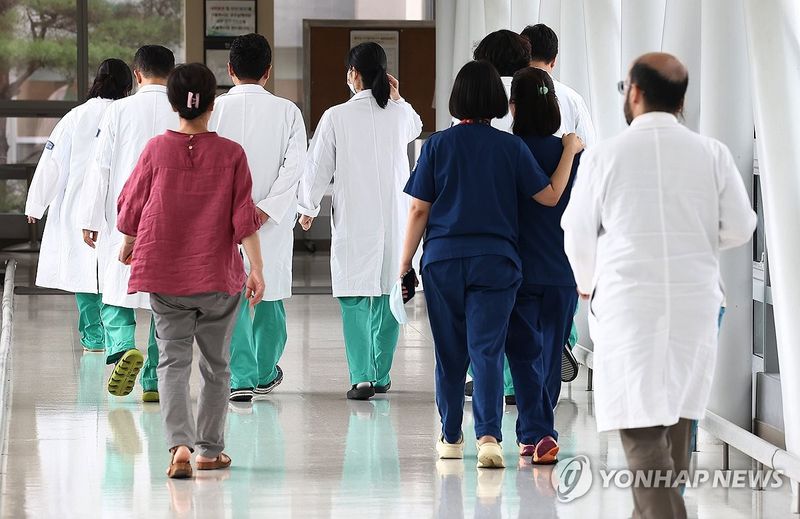 의료진이 이동하고 있다. 연합뉴스