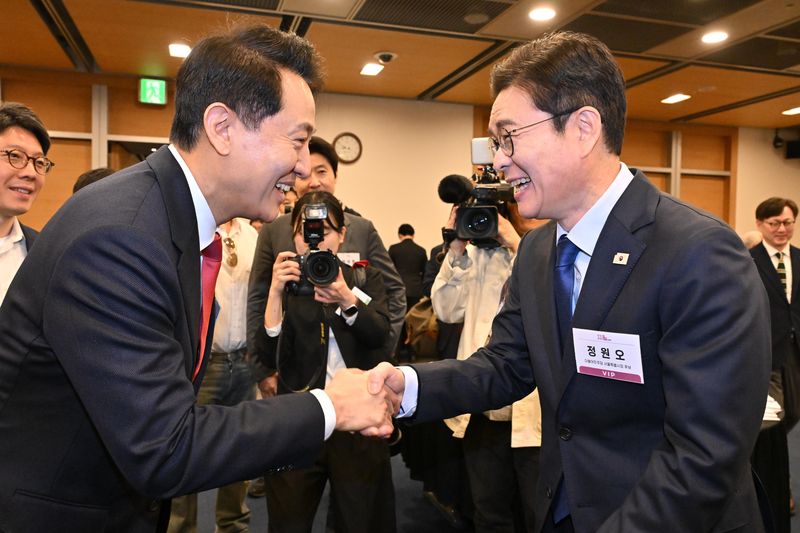 정원오 더불어민주당 서울시장 후보(오른쪽)와 오세훈 국민의힘 서울시장 후보가 30일 서울 중구 대한상공회의소에서 열린 '한국포럼'에 참석해 악수하고 있다. (한국일보 제공) 2026.4.30 ⓒ 뉴스1