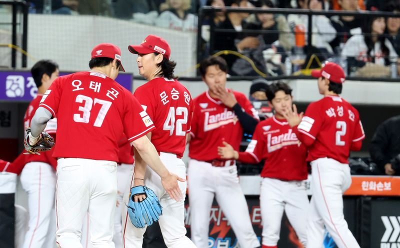 29일 대전 한화생명볼파크에서 열린 2026 신한 SOL KBO리그 SSG 랜더스와 한화 이글스의 경기에서 7회말 SSG 문승원이 무실점 3이닝 호투하며 오태곤의 격려를 받고 있다. 2026.4.29 ⓒ 뉴스1 김기남 기자