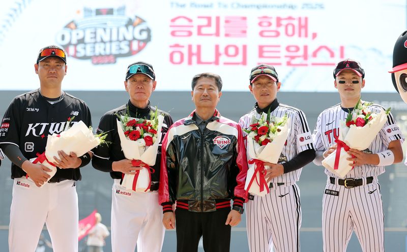 28일 서울 송파구 잠실야구장에서 열리는 '2026 신한 SOL KBO리그' 공식 개막전 KT 위즈와 LG 트윈스의 경기를 앞두고 KT 장성우와 이강철 감독, LG 염경엽 감독과 주장 박해민이 김인석 LG 스포츠 사장과 기념 촬영을 하고 있다. 2026.3.28 ⓒ 뉴스1 김진환 기자