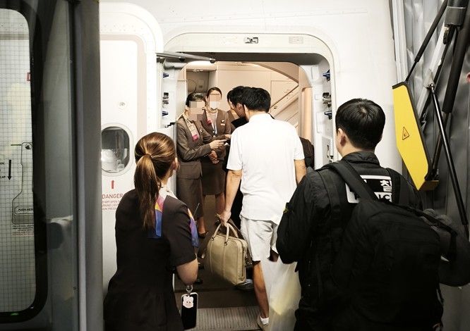 마약 공급책 '청담' 최모씨가 태국 현지에서 한국행 비행기로 송환되는 모습 (출처=연합뉴스)