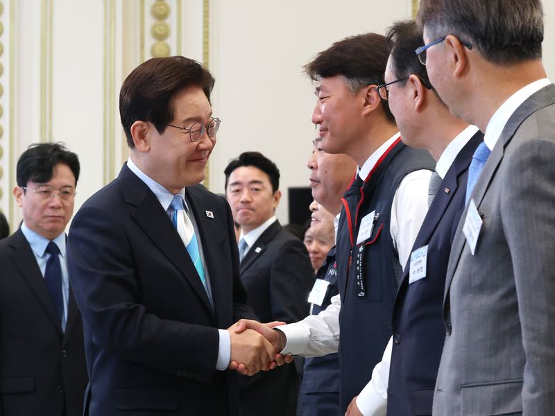 이재명 대통령이 1일 청와대 영빈관에서 열린 2026 노동절 기념식에서 양경수 민주노총 위원장과 악수를 나누고 있다. 뉴스1